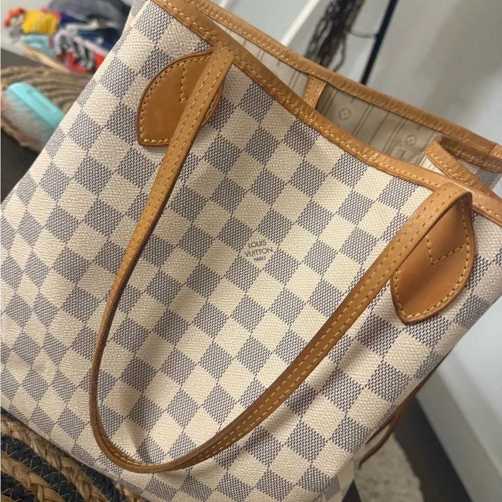 Louis Vuitton Beige Checkered Shoulder Bag with Scarf - Picture 8 of 16